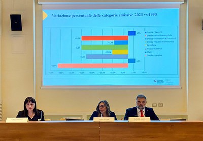 Decarbonizzazione: costruire un futuro emissioni zero Decarbonizzazione: costruire un futuro emissioni zero